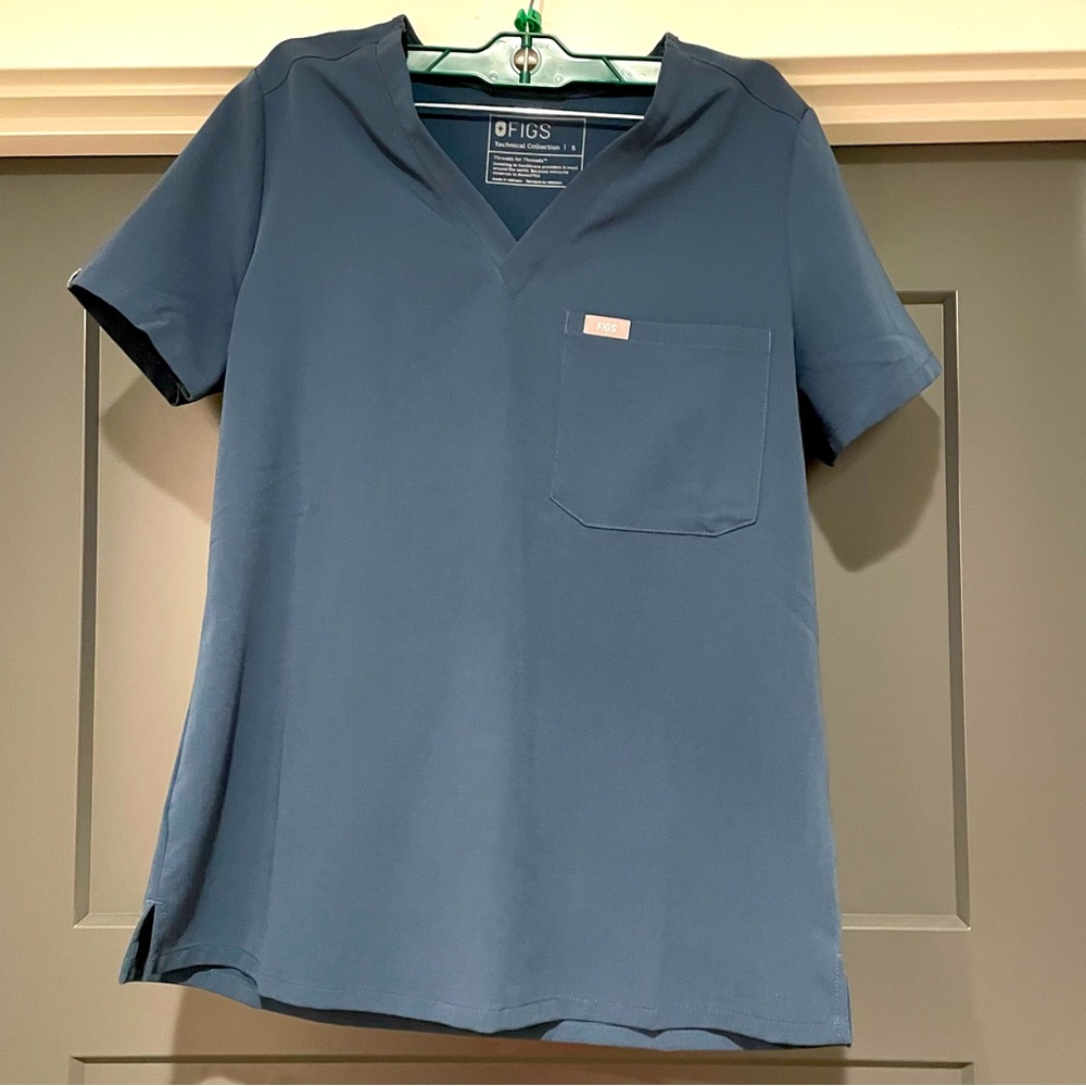 Figs - Catarina one pocket scrub top (dark harbor)